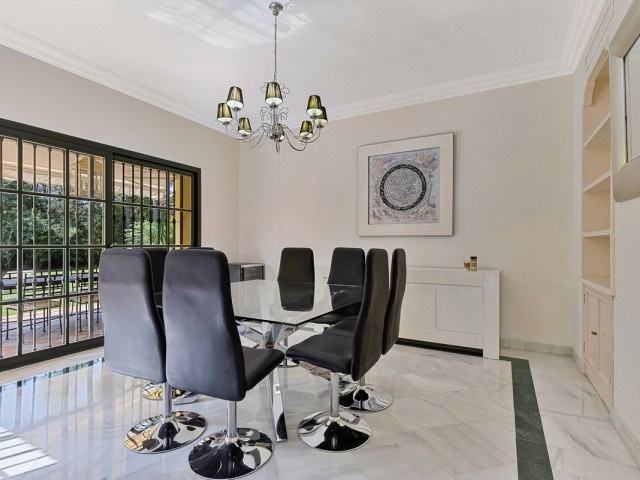5 Bedrooms Villa in Guadalmina Baja