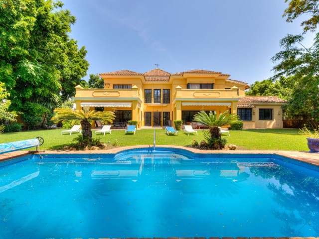 5 Bedrooms Villa in Guadalmina Baja