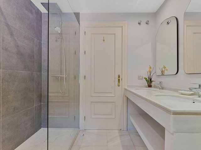 5 Bedrooms Villa in Guadalmina Baja