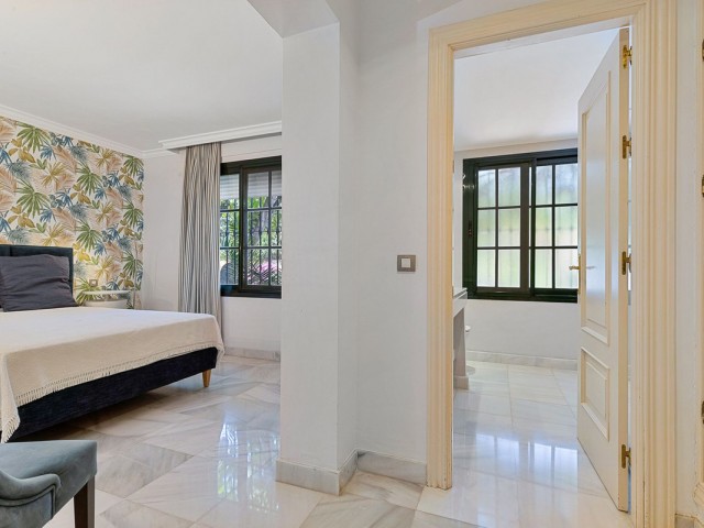 5 Bedrooms Villa in Guadalmina Baja
