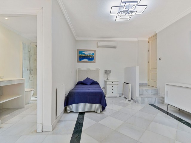 5 Bedrooms Villa in Guadalmina Baja