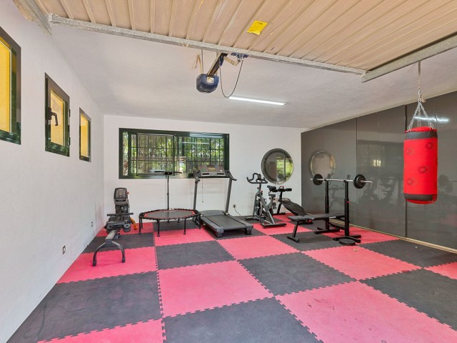 5 Bedrooms Villa in Guadalmina Baja