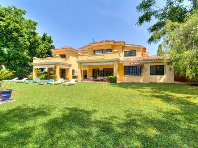 Villa avec 5 Chambres  à Guadalmina Baja