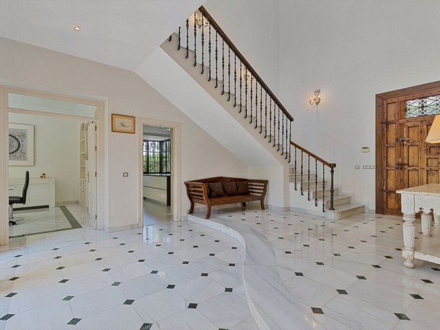 Villa avec 5 Chambres  à Guadalmina Baja