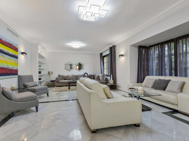 Villa avec 5 Chambres  à Guadalmina Baja