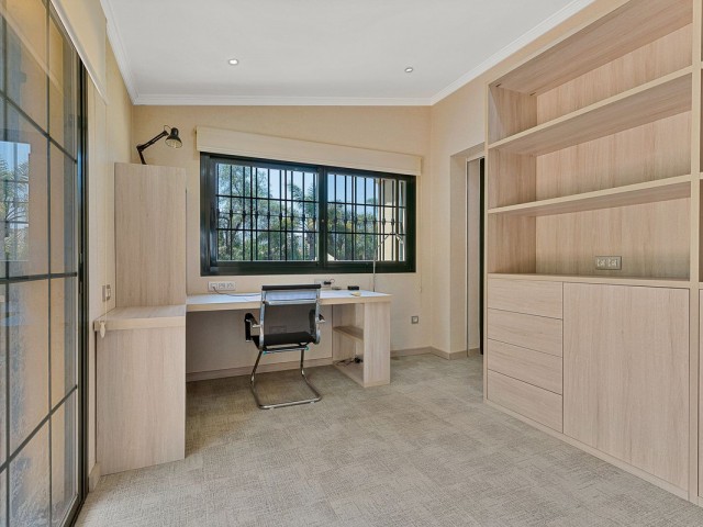 Villa avec 5 Chambres  à Guadalmina Baja