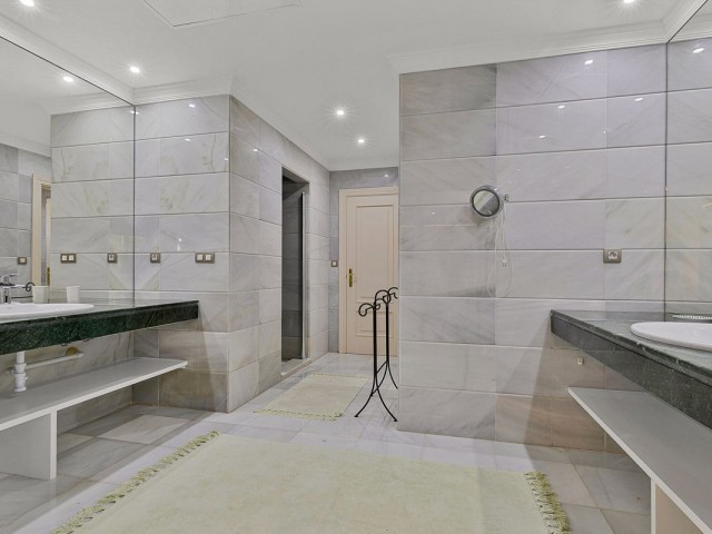 Villa avec 5 Chambres  à Guadalmina Baja