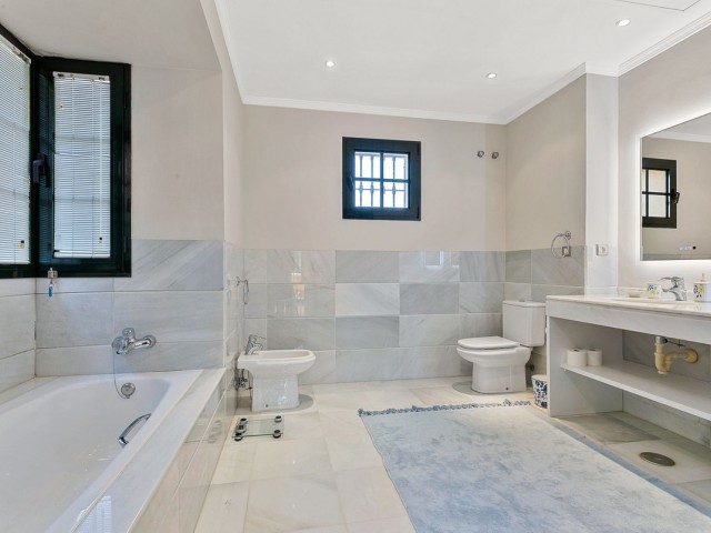 Villa avec 5 Chambres  à Guadalmina Baja