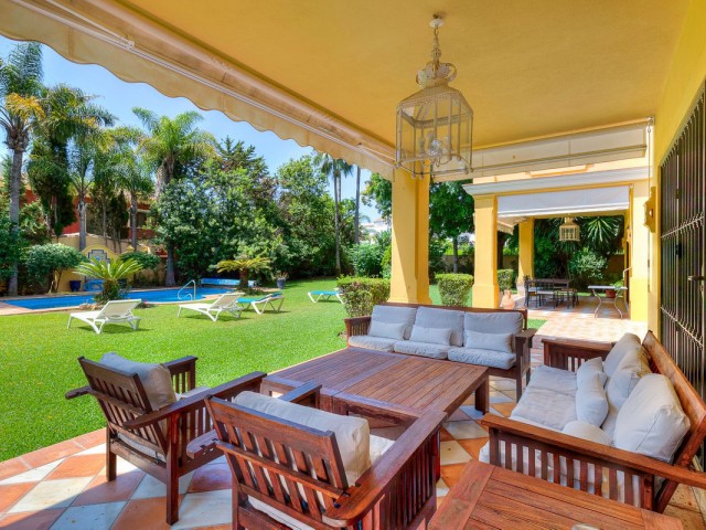 Villa avec 5 Chambres  à Guadalmina Baja