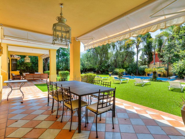 Villa avec 5 Chambres  à Guadalmina Baja