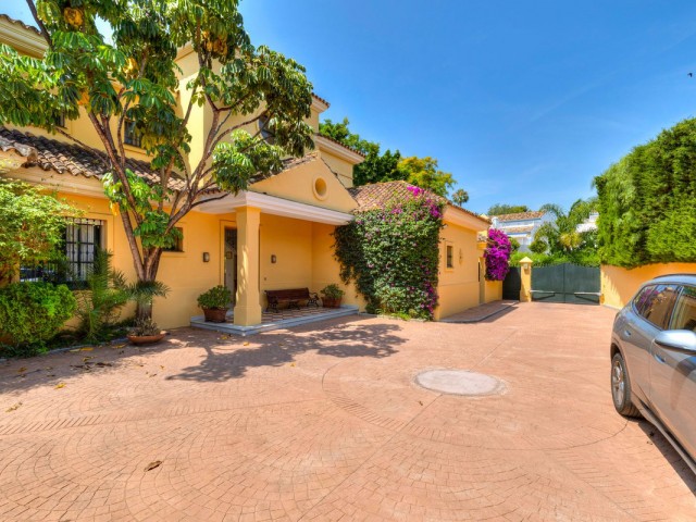 Villa avec 5 Chambres  à Guadalmina Baja