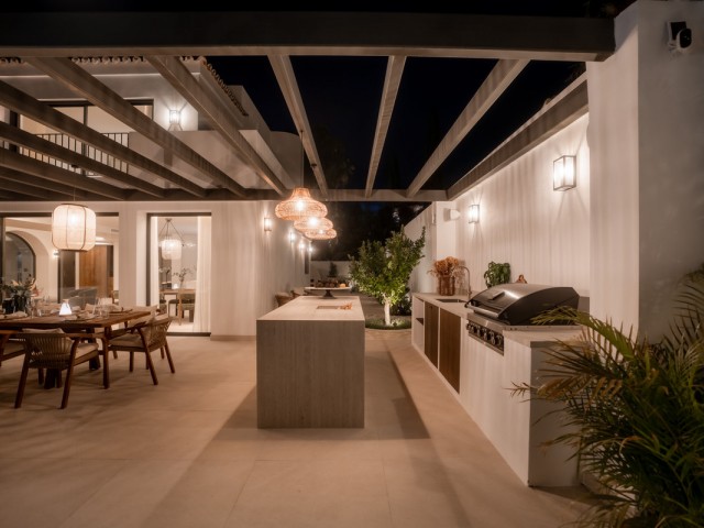 Villa con 6 Dormitorios  en Las Brisas