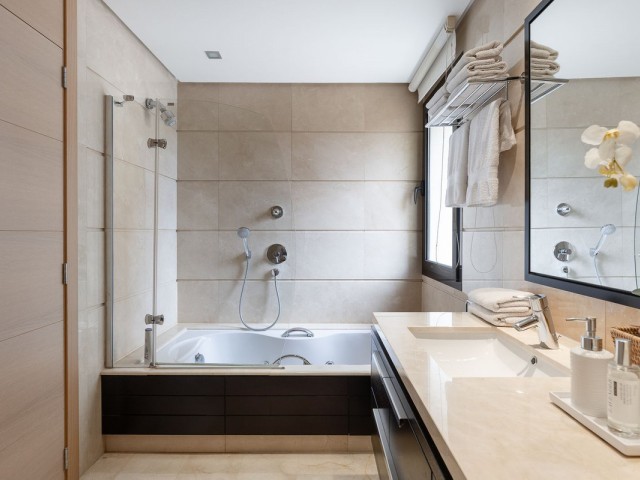 2 Bedrooms Apartment in Benahavís