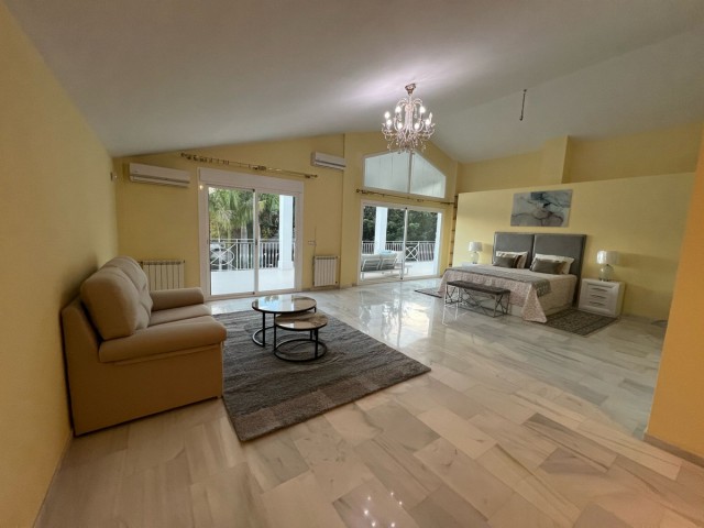 5 Bedrooms Villa in Elviria