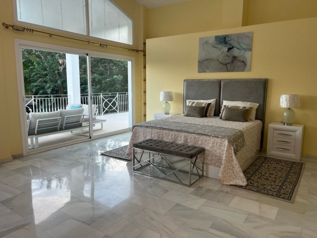 5 Bedrooms Villa in Elviria