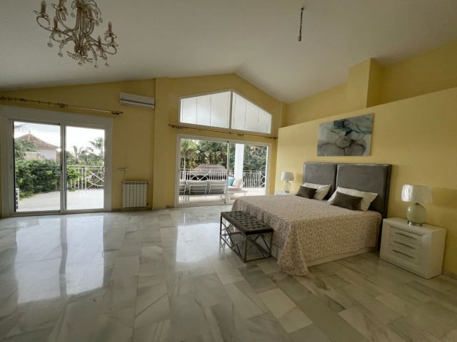 5 Bedrooms Villa in Elviria
