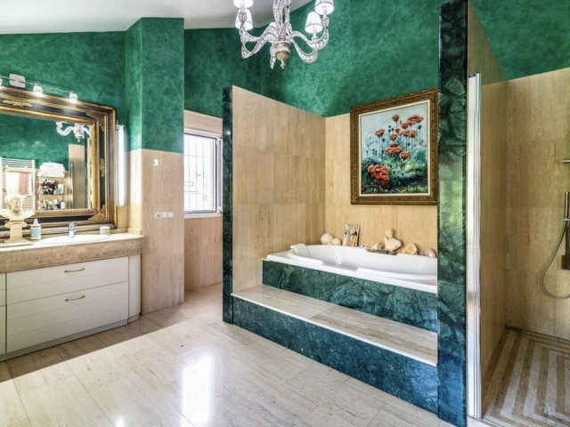 5 Bedrooms Villa in Elviria