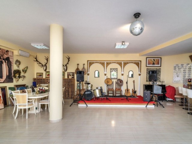 5 Bedrooms Villa in Elviria