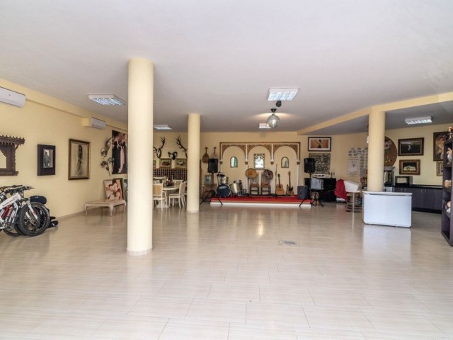 5 Bedrooms Villa in Elviria