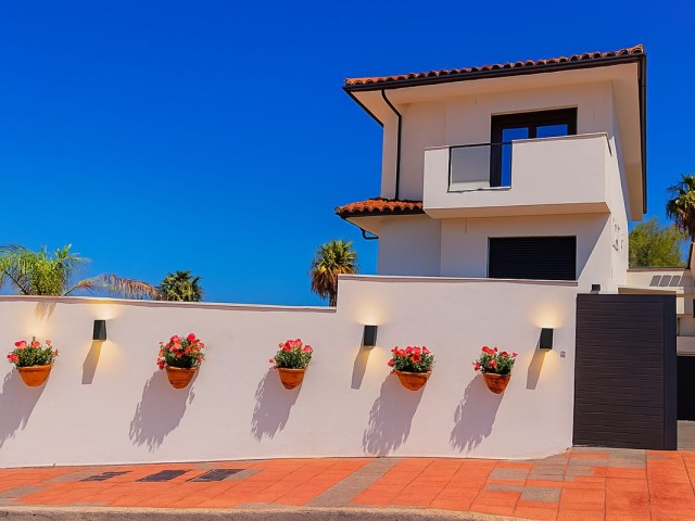 3 Bedrooms Villa in La Duquesa