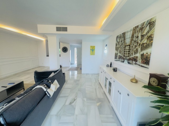 Maison mitoyenne avec 4 Chambres  à Estepona