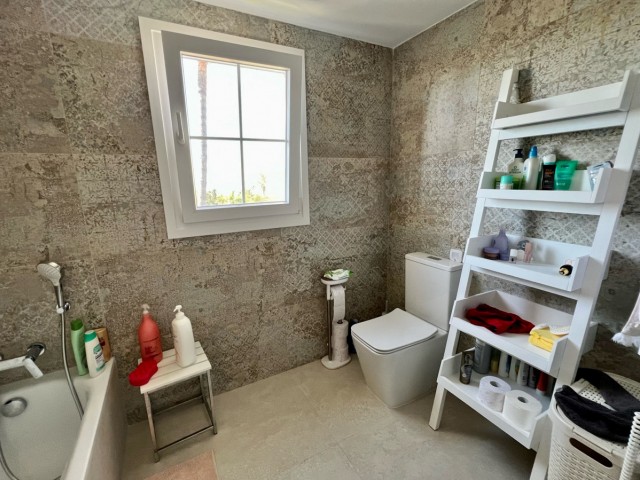 Maison mitoyenne avec 4 Chambres  à Estepona