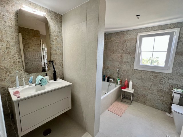 Maison mitoyenne avec 4 Chambres  à Estepona