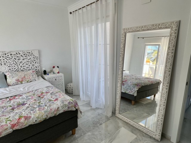 Maison mitoyenne avec 4 Chambres  à Estepona