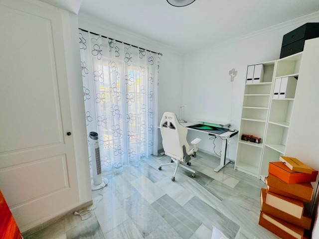 Maison mitoyenne avec 4 Chambres  à Estepona