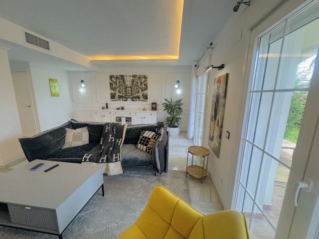 Maison mitoyenne avec 4 Chambres  à Estepona