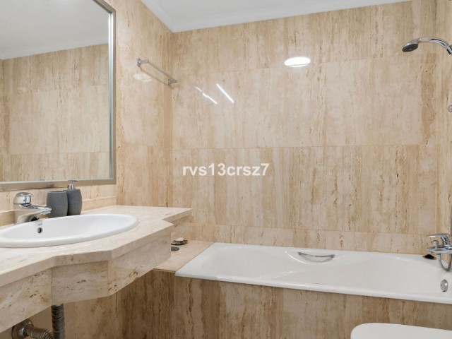 3 Bedrooms Apartment in Elviria