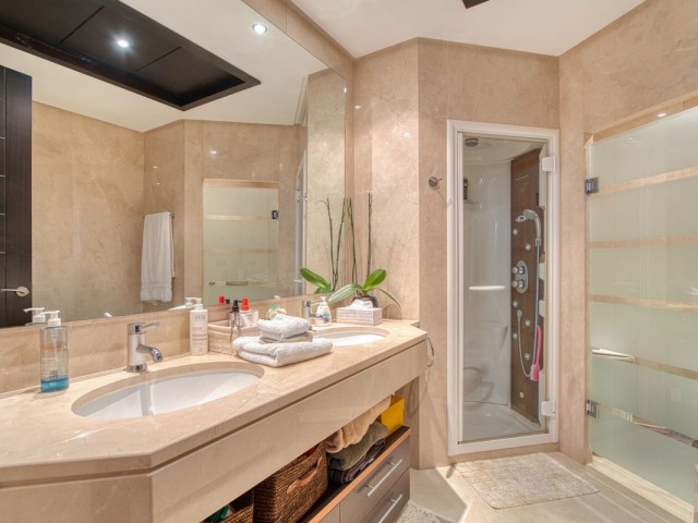 2 Bedrooms Apartment in Nueva Andalucía