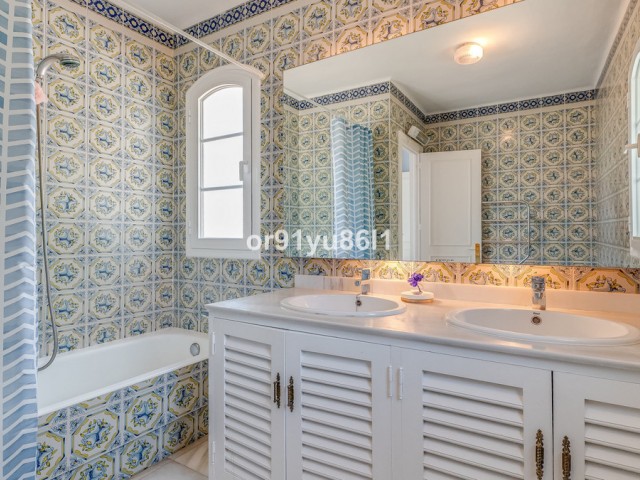 3 Bedrooms Villa in Benahavís