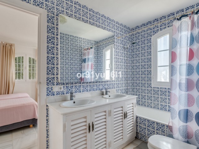 3 Bedrooms Villa in Benahavís