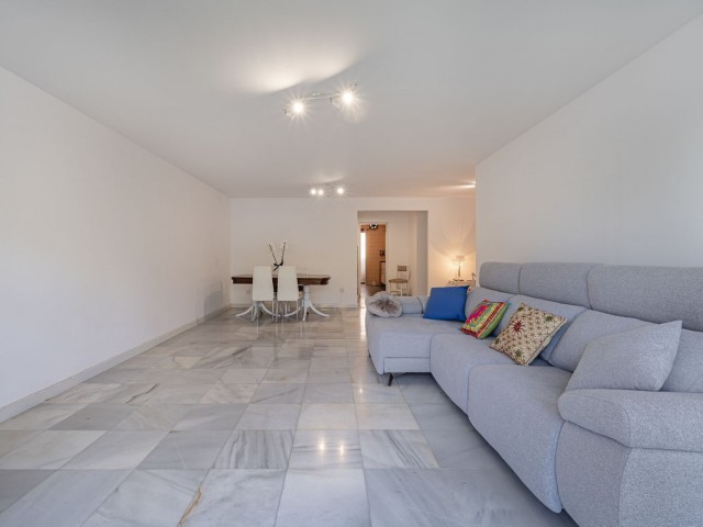 Apartamento con 4 Dormitorios  en Nueva Andalucía