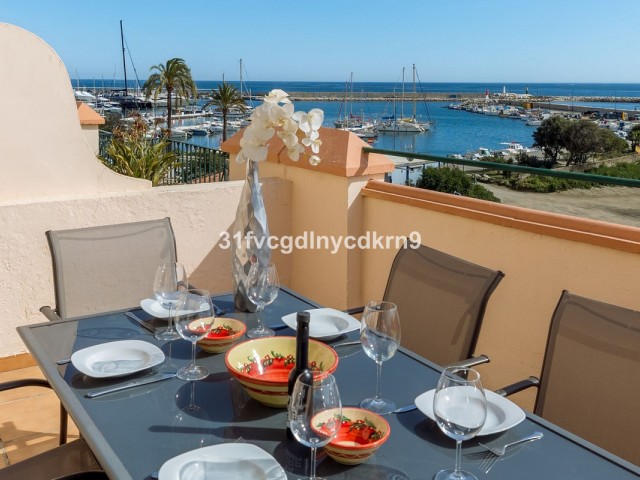 Maison mitoyenne avec 4 Chambres  à Estepona