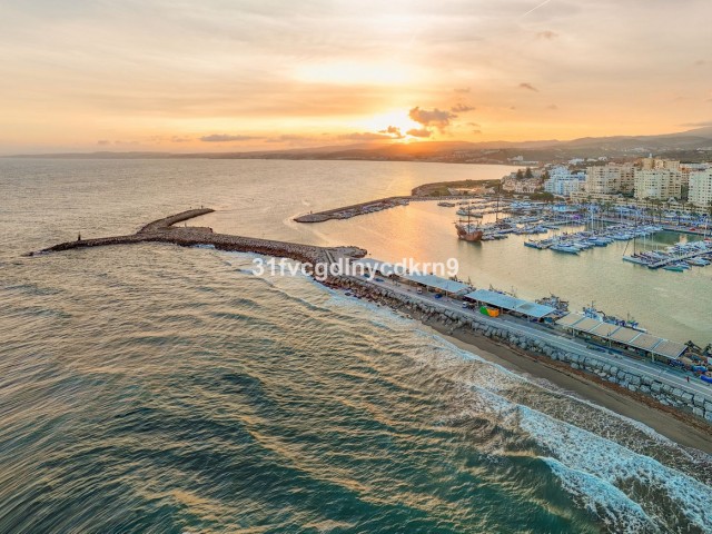 Maison mitoyenne avec 4 Chambres  à Estepona
