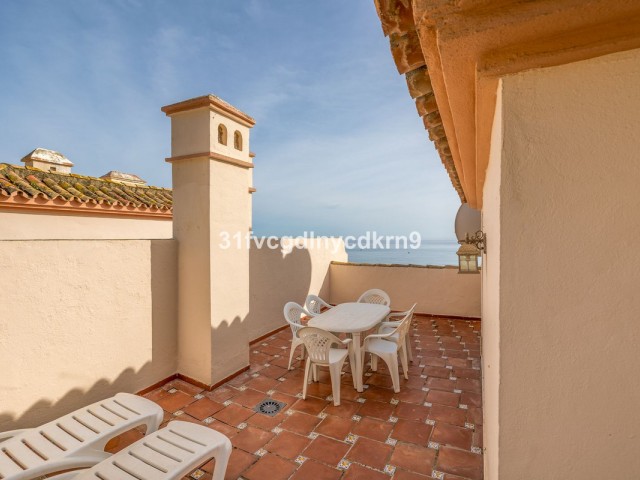 Maison mitoyenne avec 4 Chambres  à Estepona