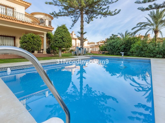 Maison mitoyenne avec 4 Chambres  à Estepona