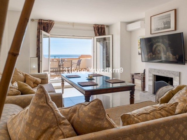 Maison mitoyenne avec 4 Chambres  à Estepona