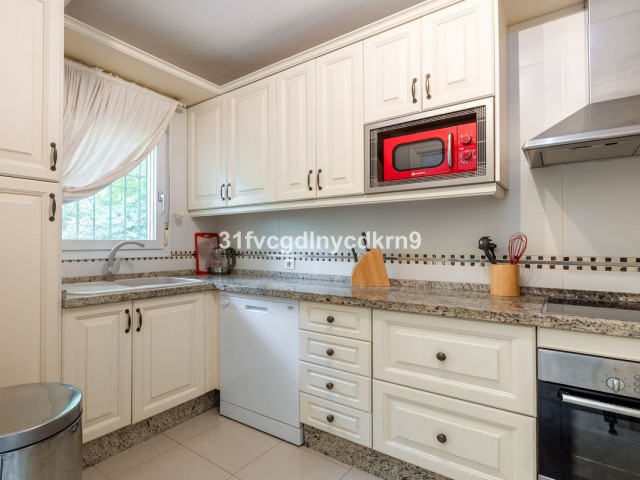 Maison mitoyenne avec 4 Chambres  à Estepona