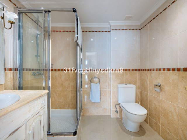 Maison mitoyenne avec 4 Chambres  à Estepona