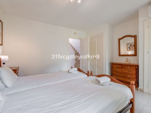 Maison mitoyenne avec 4 Chambres  à Estepona