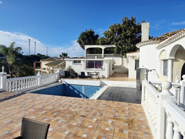 5 Bedrooms Villa in Mijas Costa