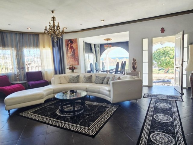 7 Bedrooms Villa in Mijas Costa