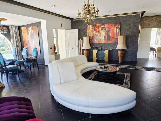 7 Bedrooms Villa in Mijas Costa