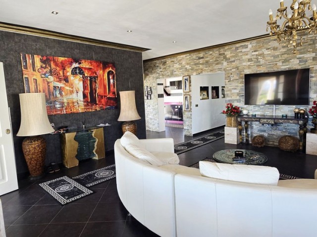 7 Bedrooms Villa in Mijas Costa