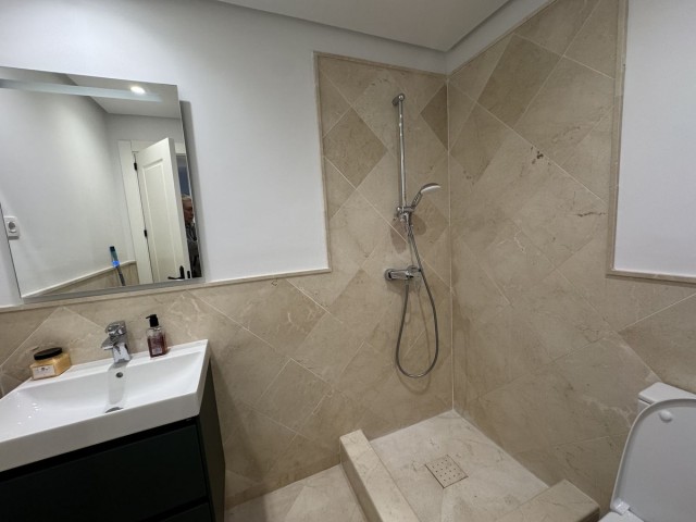 Apartamento con 2 Dormitorios  en Aloha