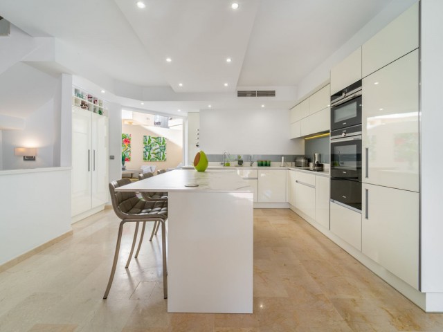 Villa con 4 Dormitorios  en Costabella