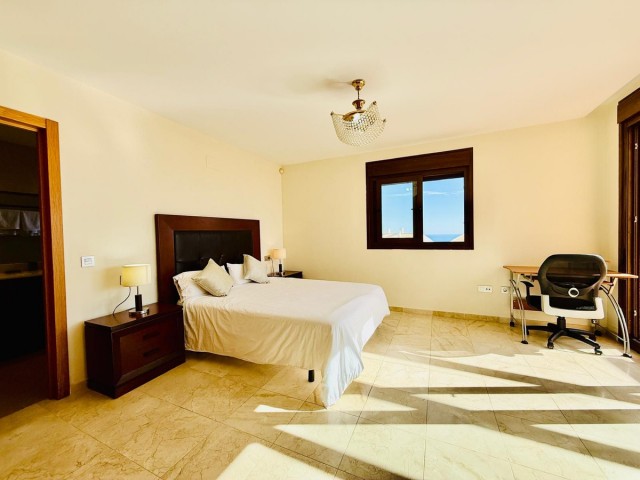 Apartamento con 4 Dormitorios  en Benalmadena